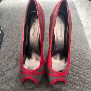 Shoedazzle High Heels Peep Tie Grey with Red Piping Size 7.5